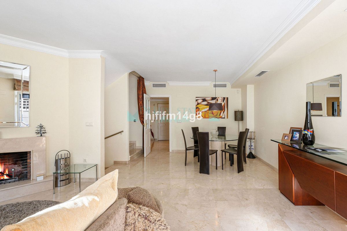 Town House for sale in Nueva Andalucia