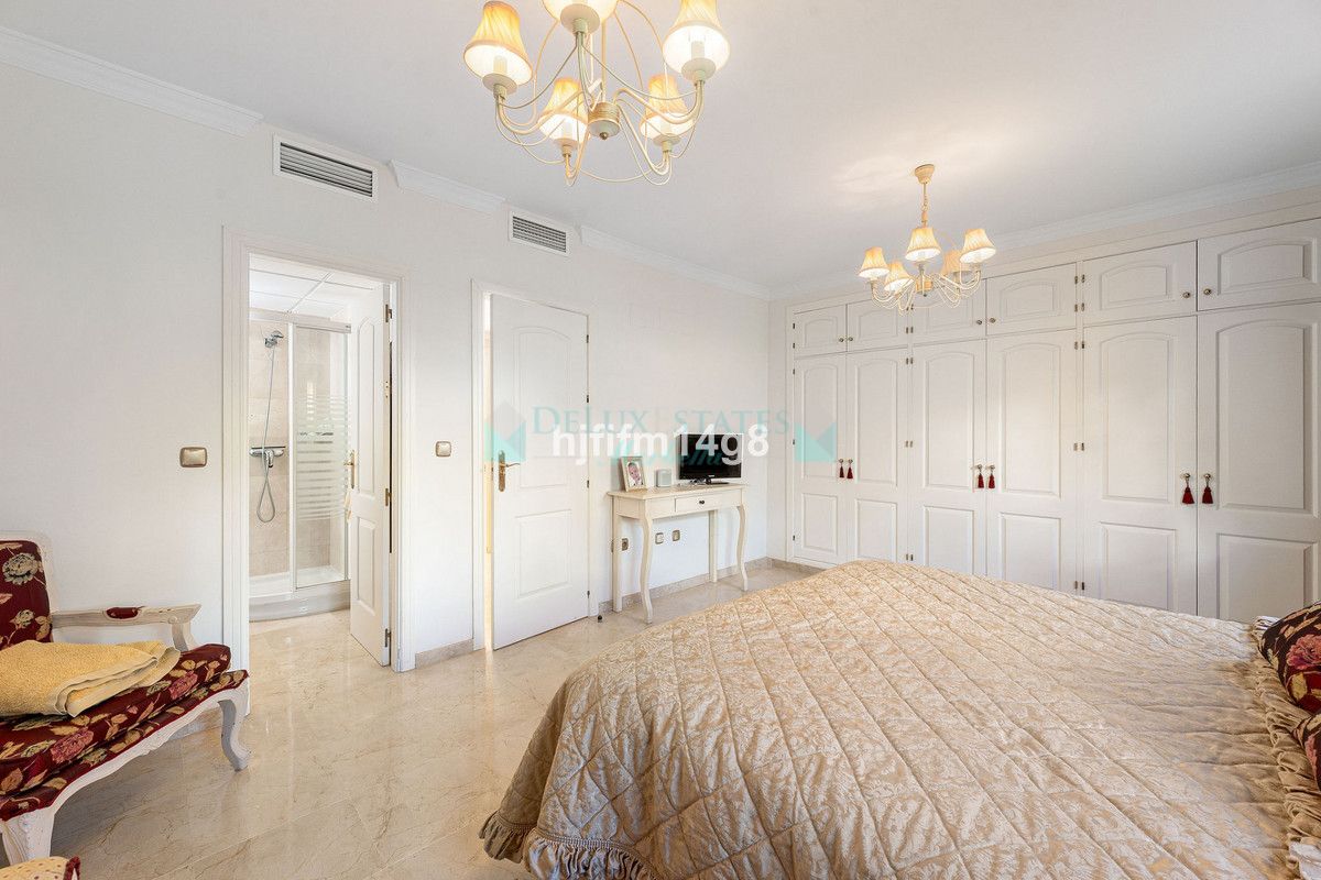 Town House for sale in Nueva Andalucia