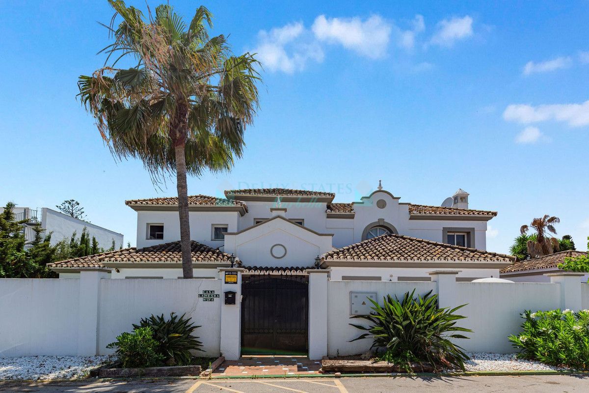 Villa for sale in Estepona