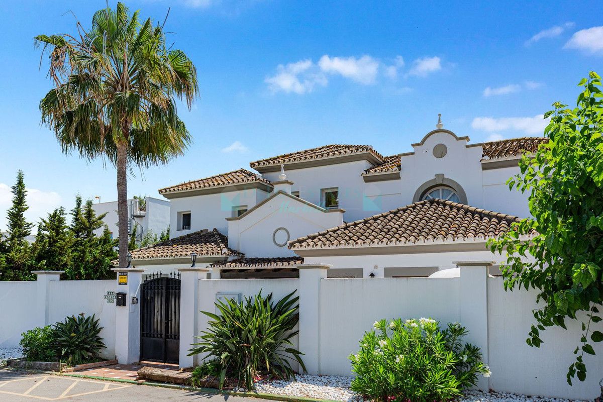 Villa for sale in Estepona