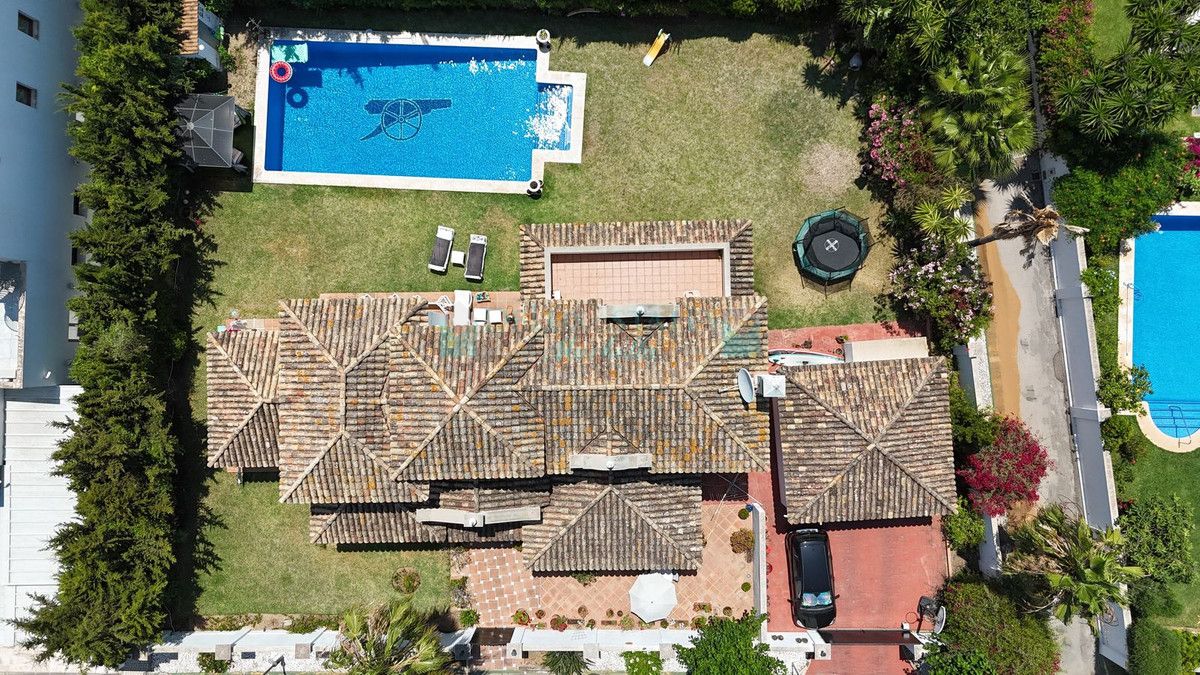 Villa en venta en Estepona