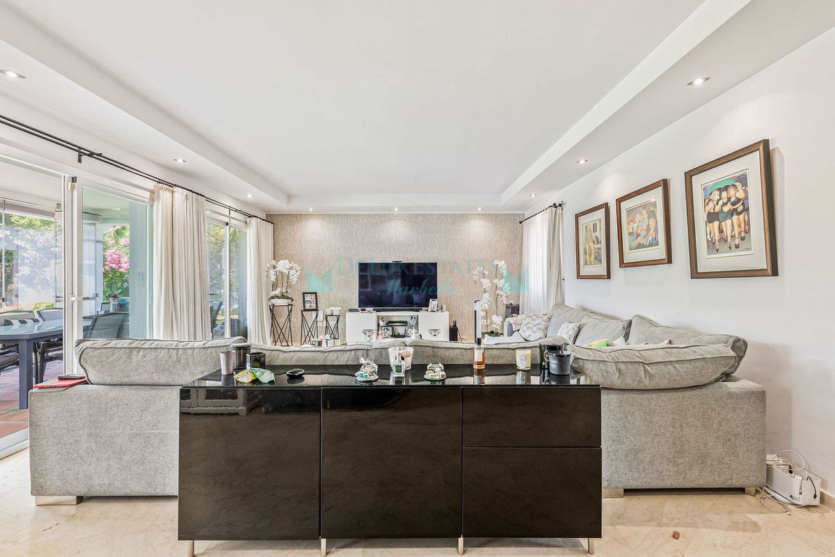 Villa for sale in Estepona