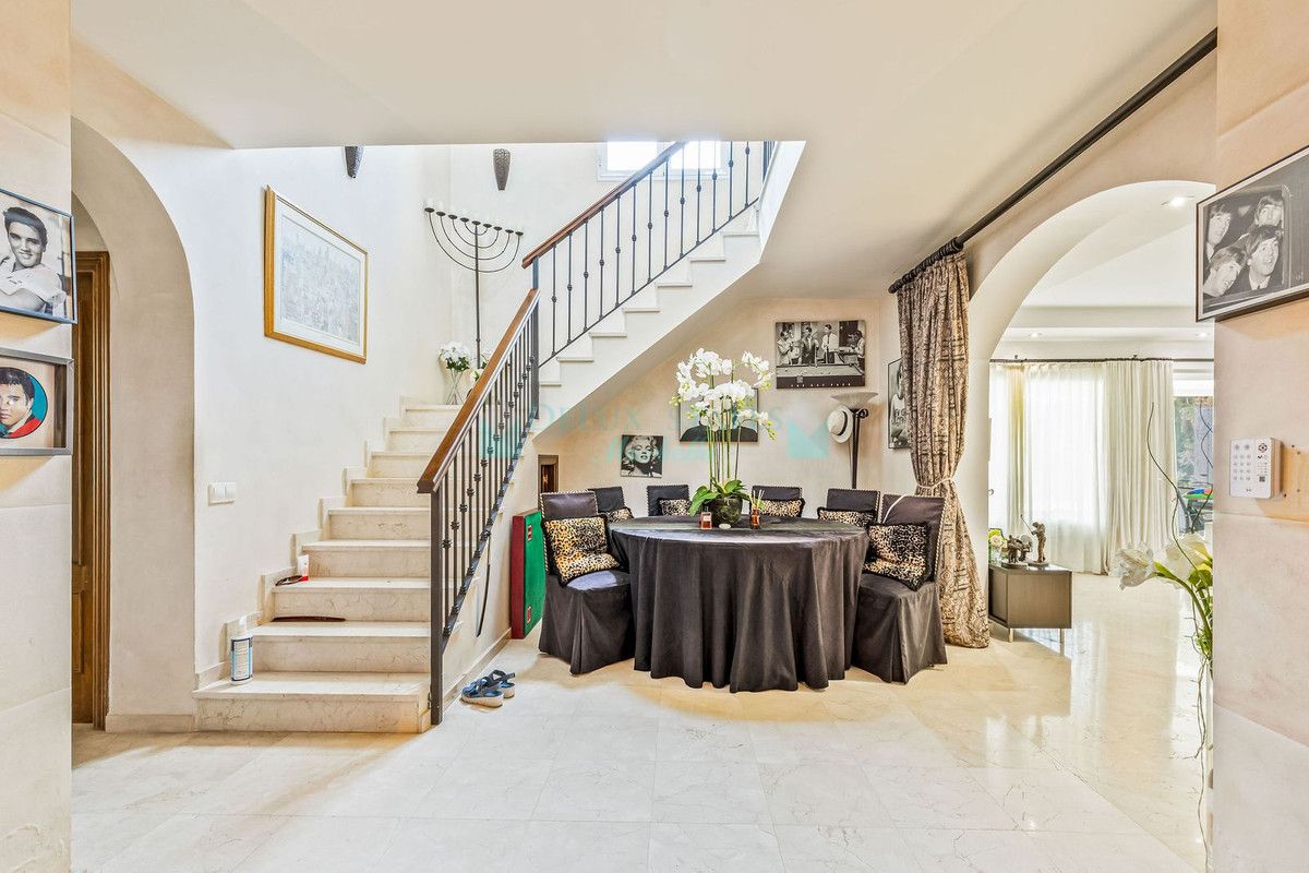 Villa for sale in Estepona