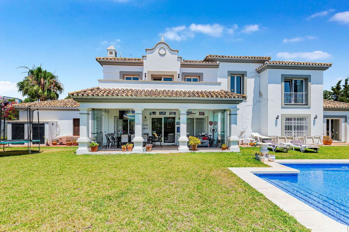 Villa for sale in Estepona