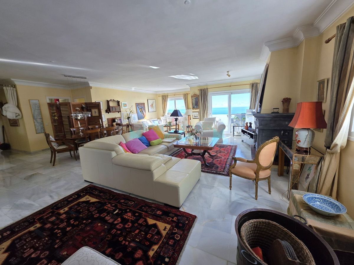 Apartment for sale in La Mairena, Marbella East