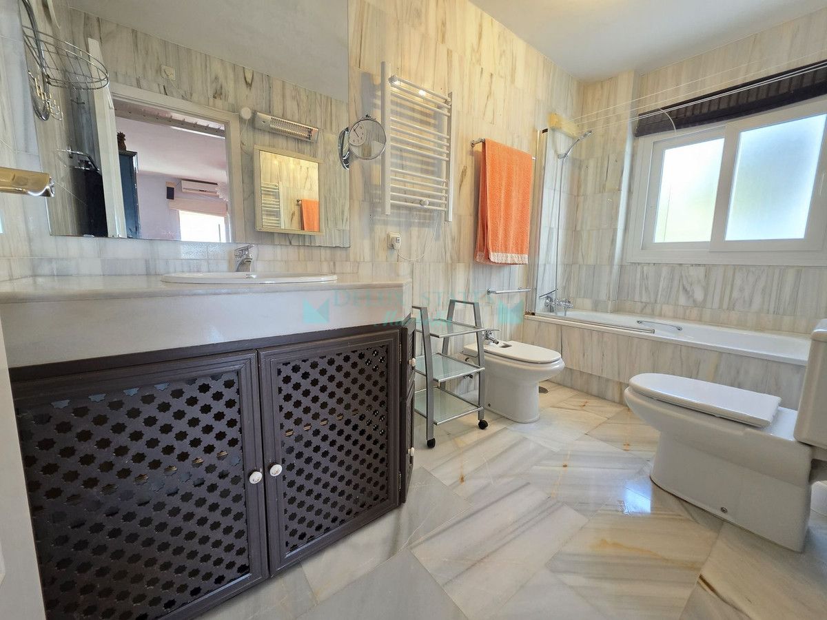 Apartment for sale in La Mairena, Marbella East