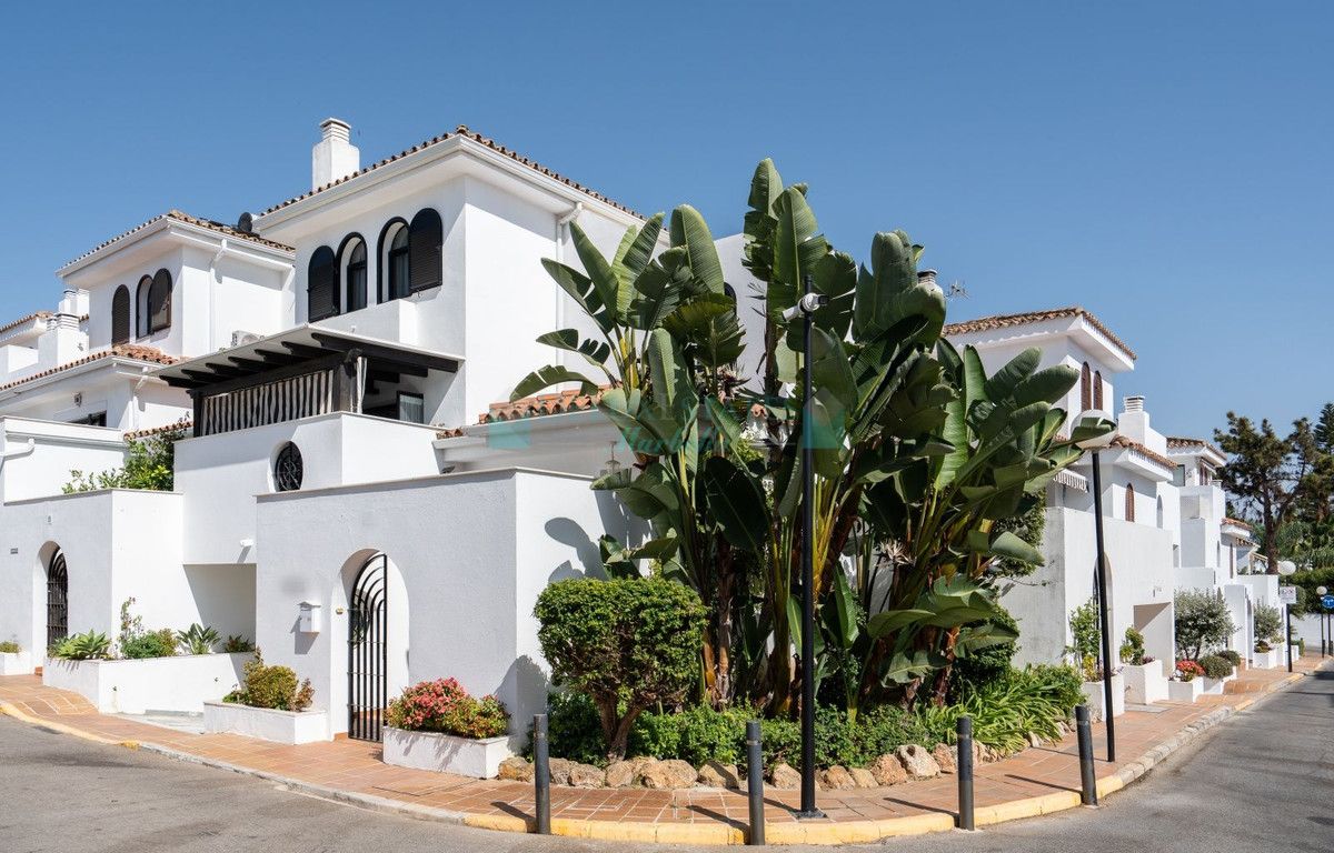 Town House for sale in Costalita, Estepona