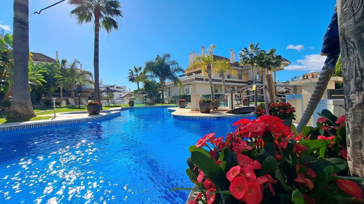 Ground Floor Apartment for sale in Aloha, Nueva Andalucia