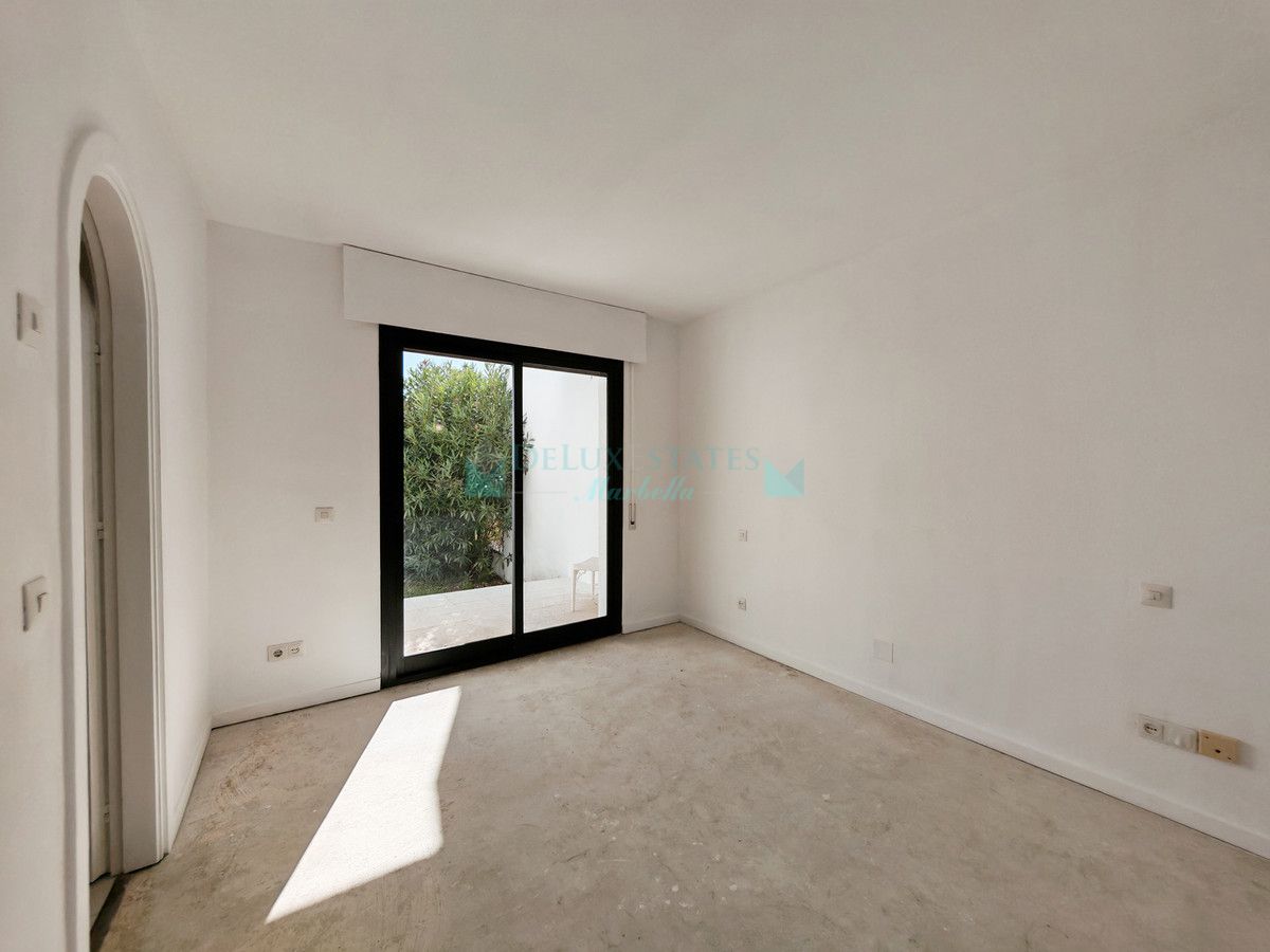 Town House for sale in Cabopino, Marbella East