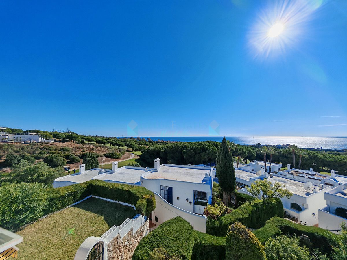 Town House for sale in Cabopino, Marbella East