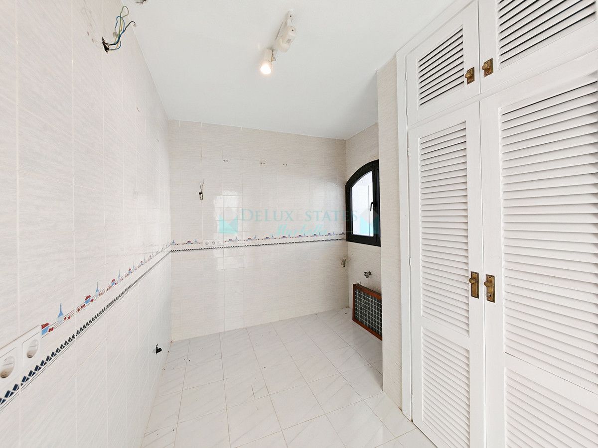 Town House for sale in Cabopino, Marbella East