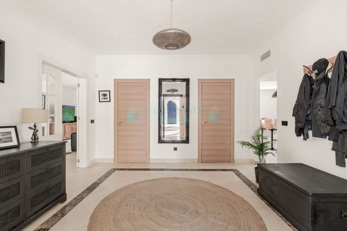 Villa for sale in El Paraiso, Estepona