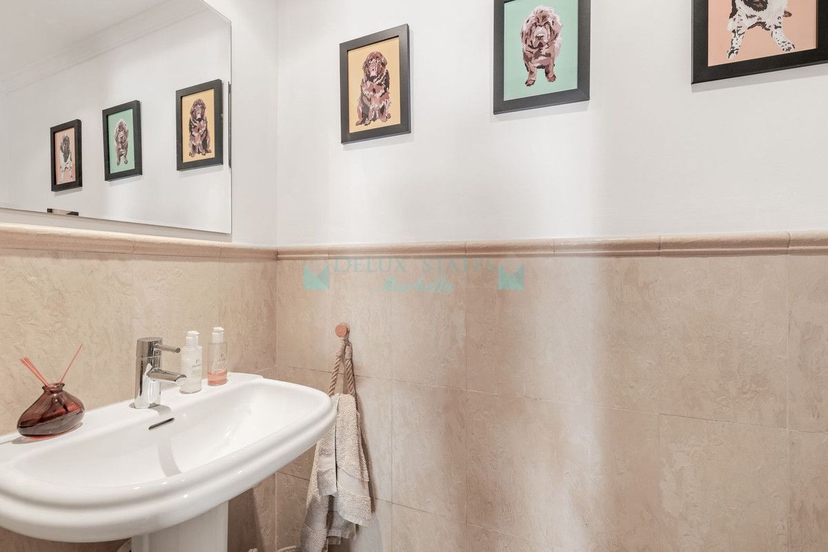 Villa for sale in El Paraiso, Estepona