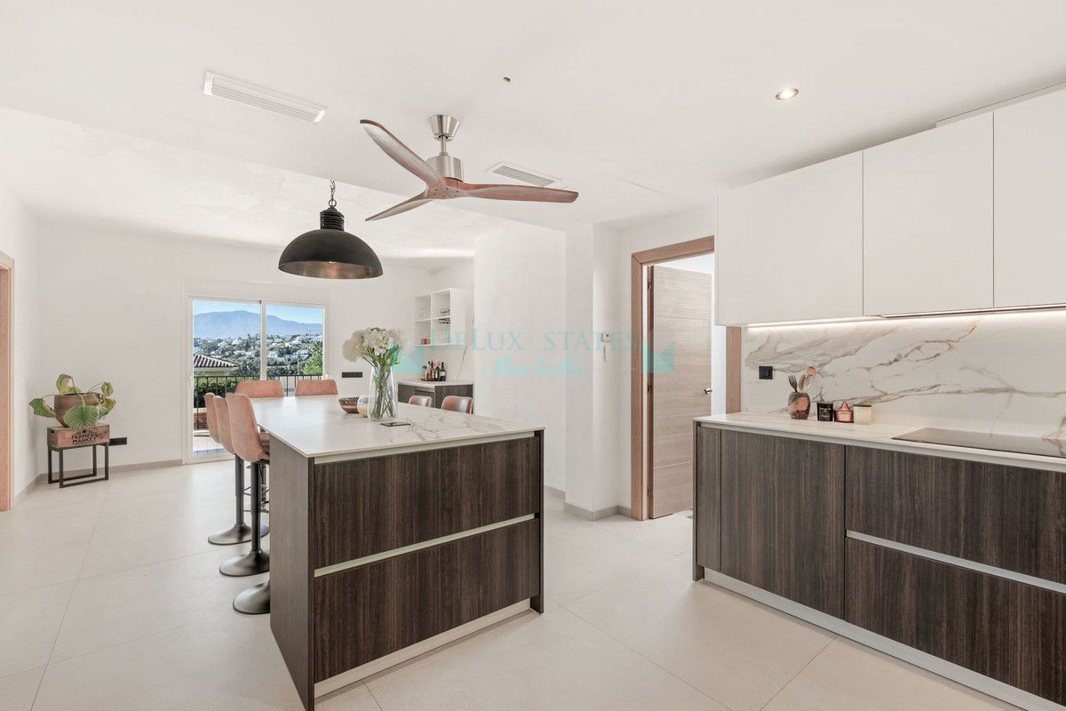 Villa for sale in El Paraiso, Estepona