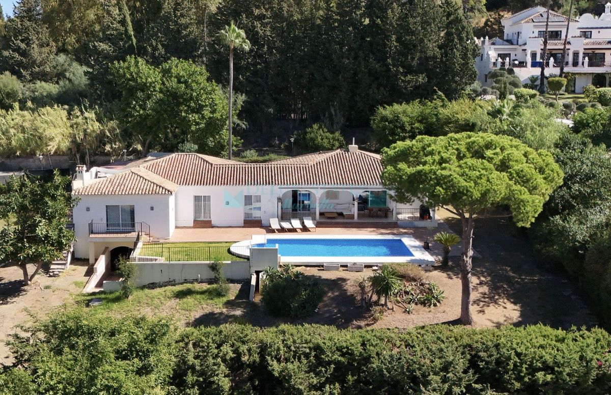 Villa for sale in El Paraiso, Estepona
