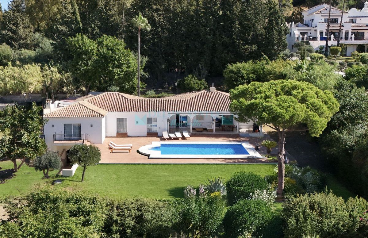 Villa for sale in El Paraiso, Estepona