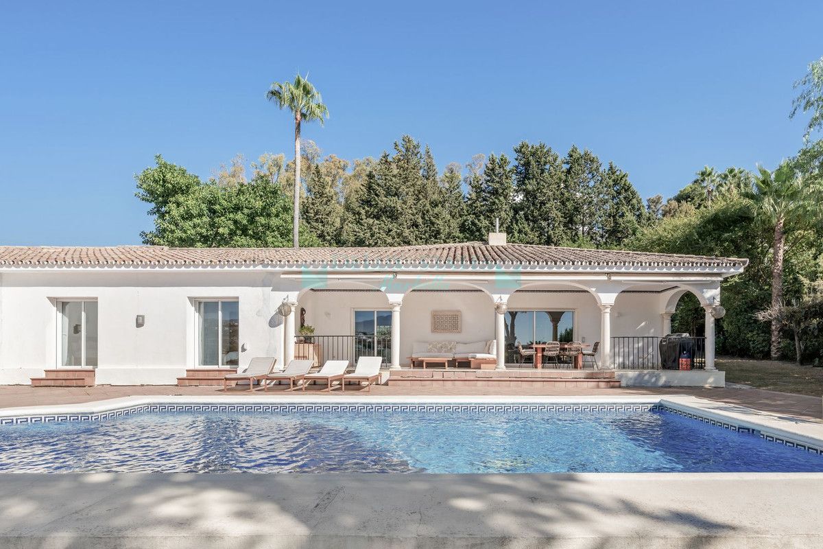 Villa for sale in El Paraiso, Estepona
