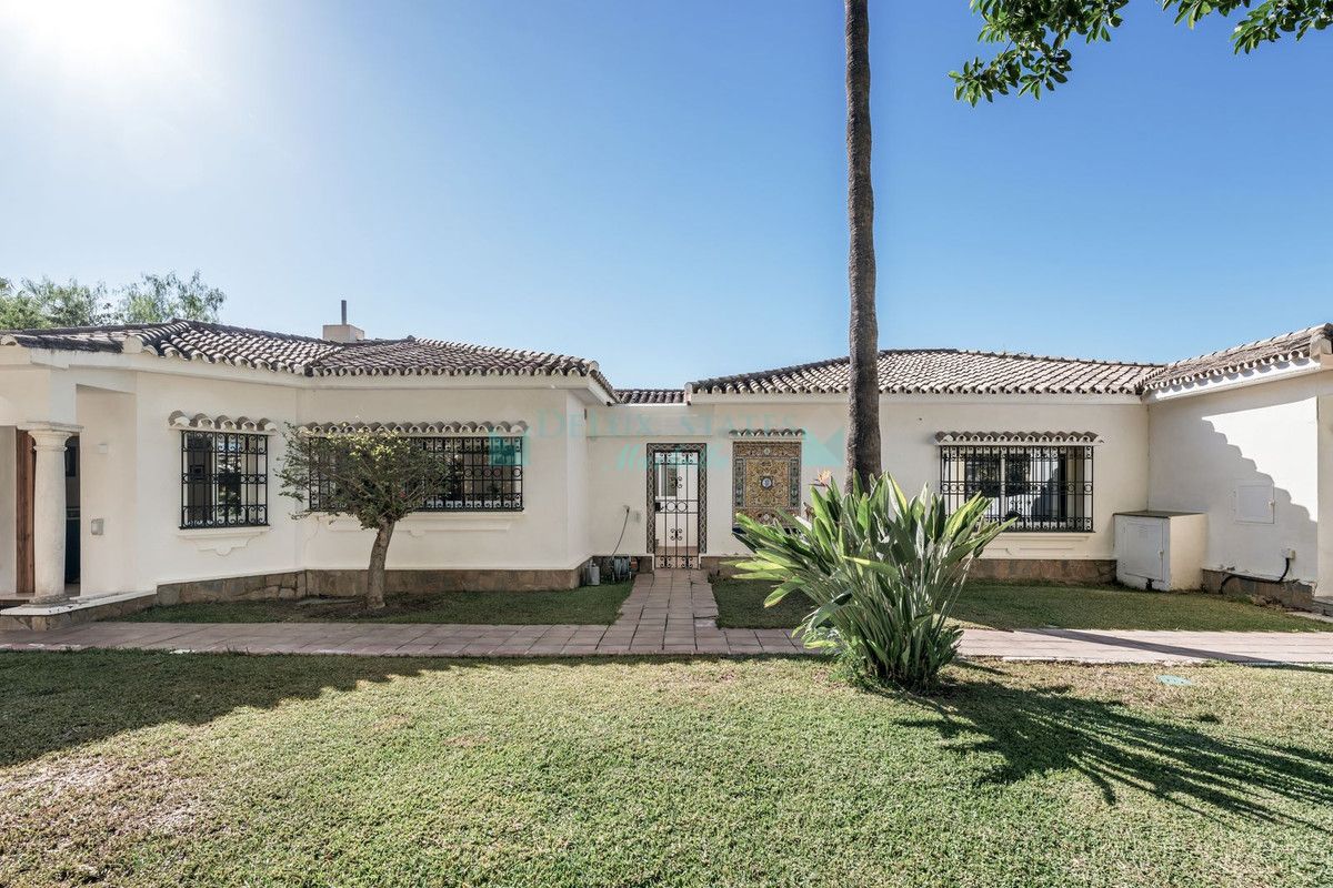 Villa for sale in El Paraiso, Estepona