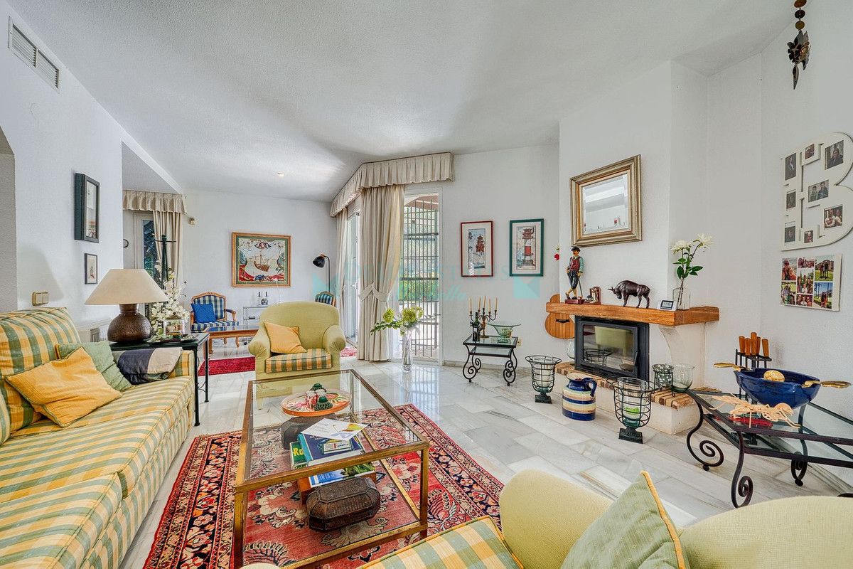 Villa for sale in Nueva Andalucia