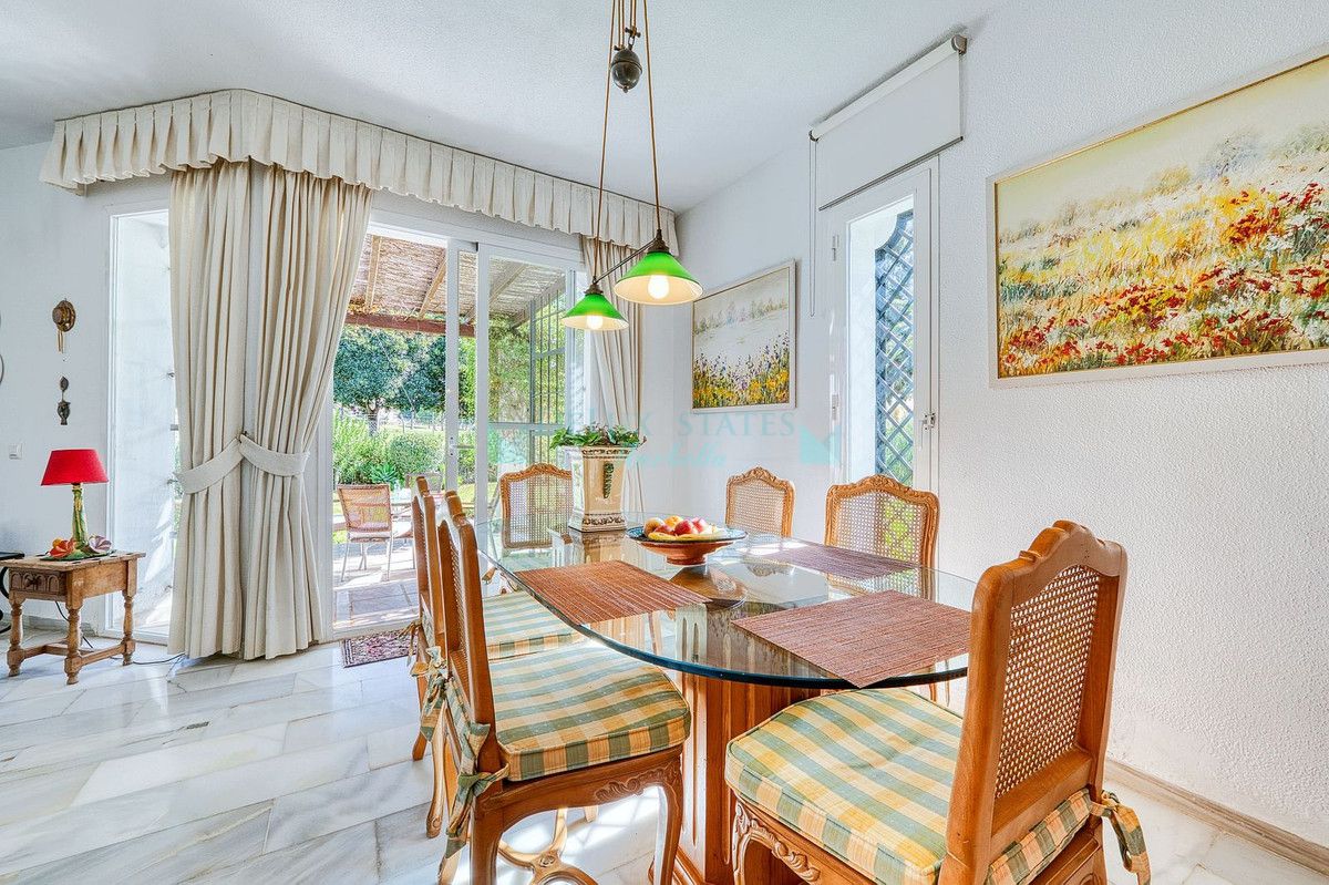 Villa for sale in Nueva Andalucia