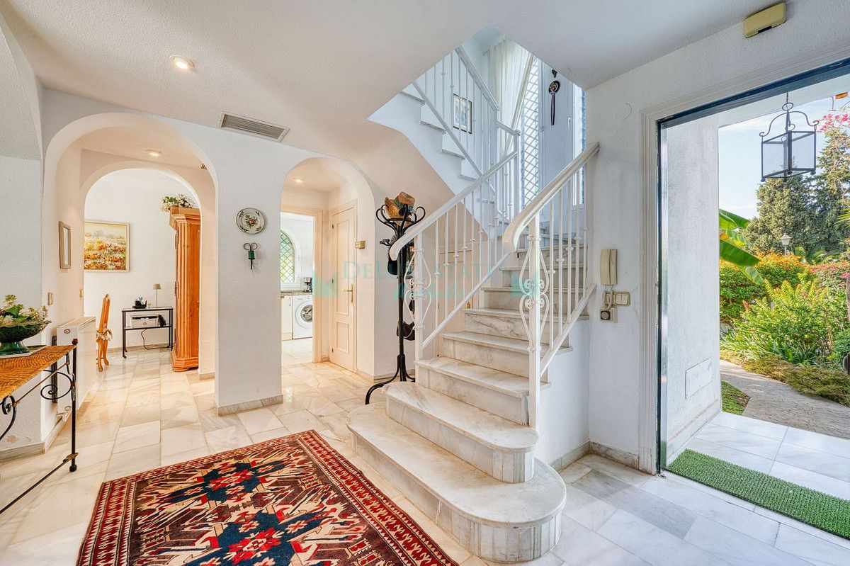 Villa for sale in Nueva Andalucia