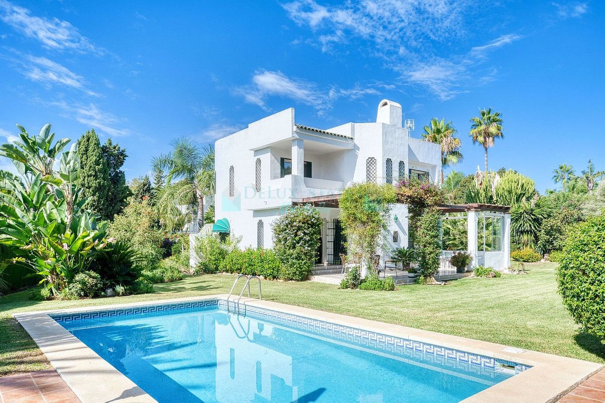 Villa for sale in Nueva Andalucia
