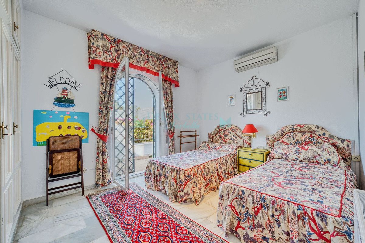 Villa for sale in Nueva Andalucia