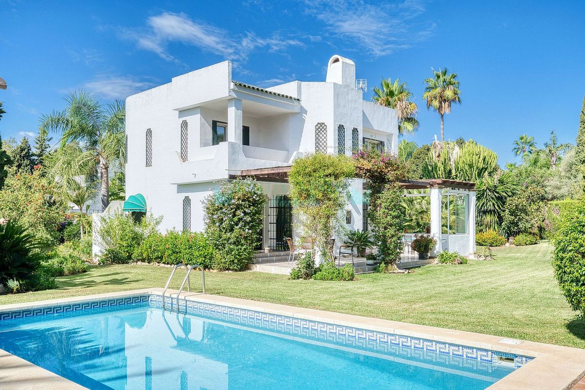 Villa for sale in Nueva Andalucia