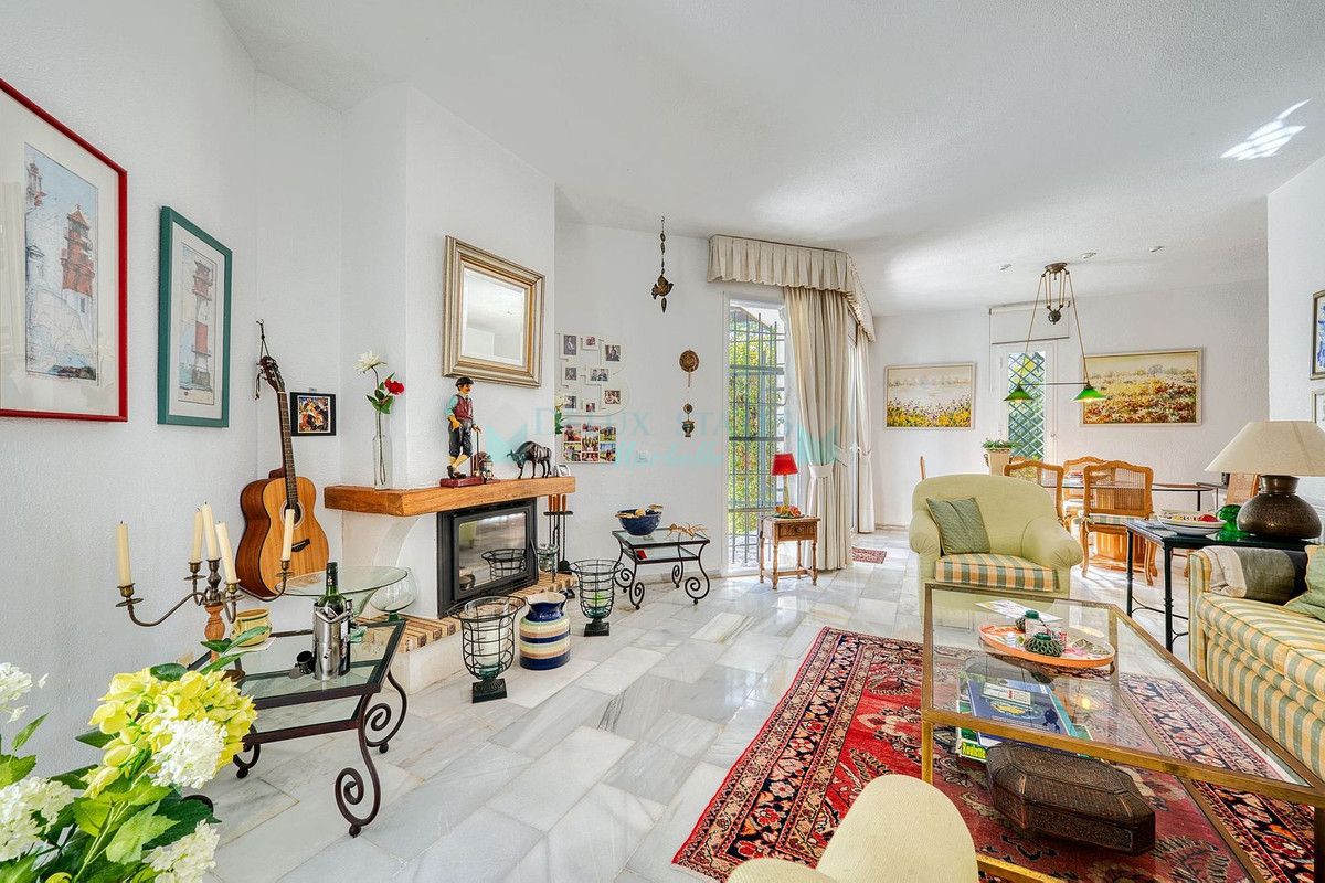 Villa for sale in Nueva Andalucia