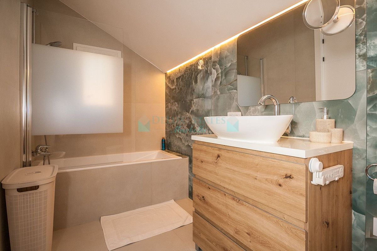 Penthouse for sale in Elviria, Marbella East