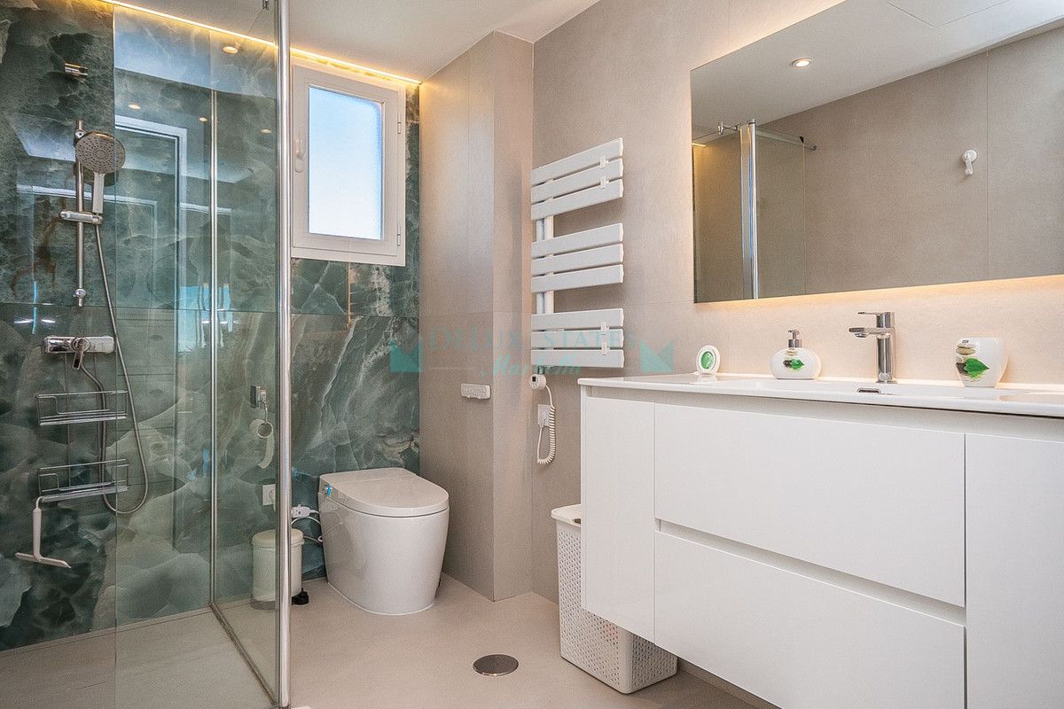 Penthouse for sale in Elviria, Marbella East