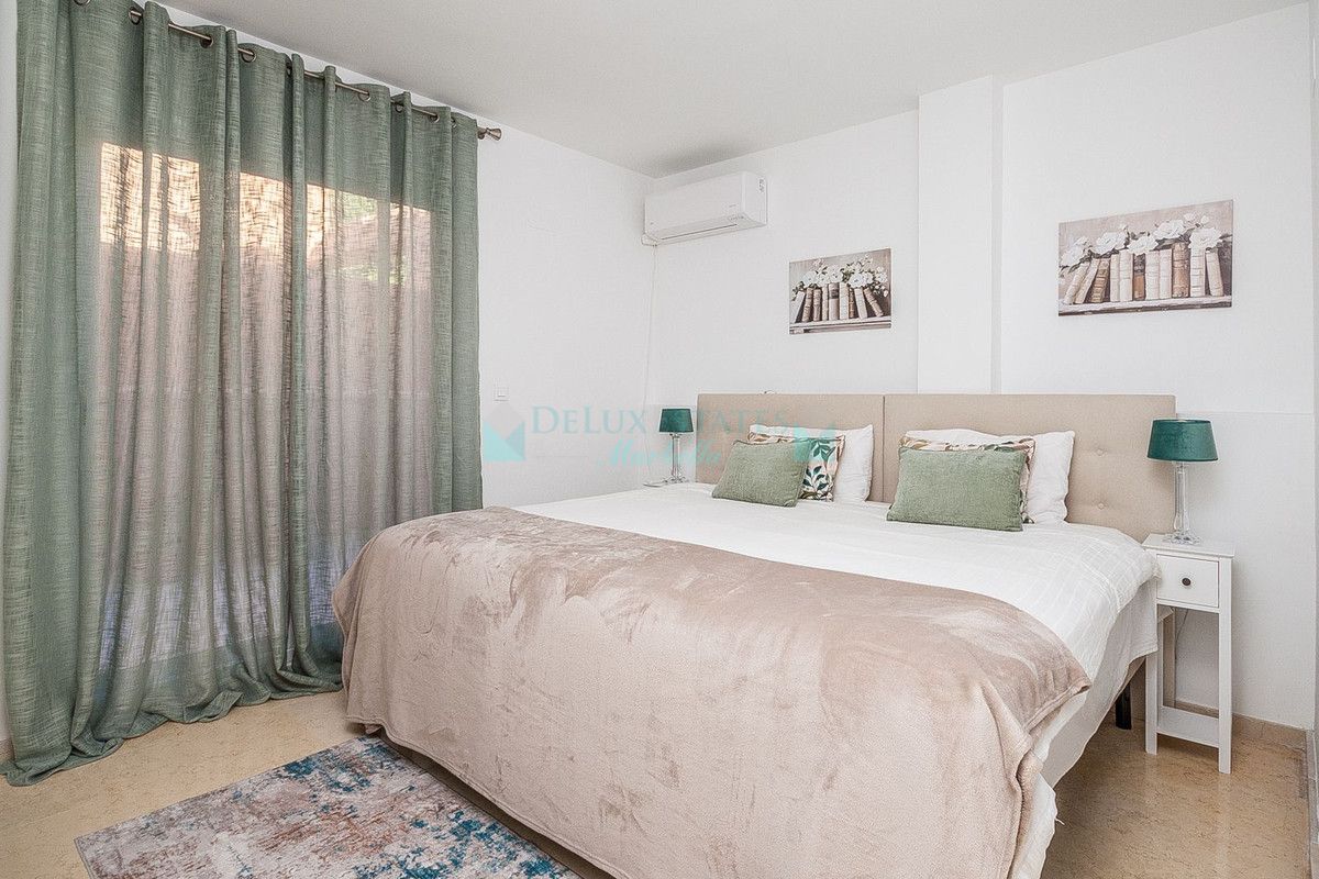 Penthouse for sale in Elviria, Marbella East