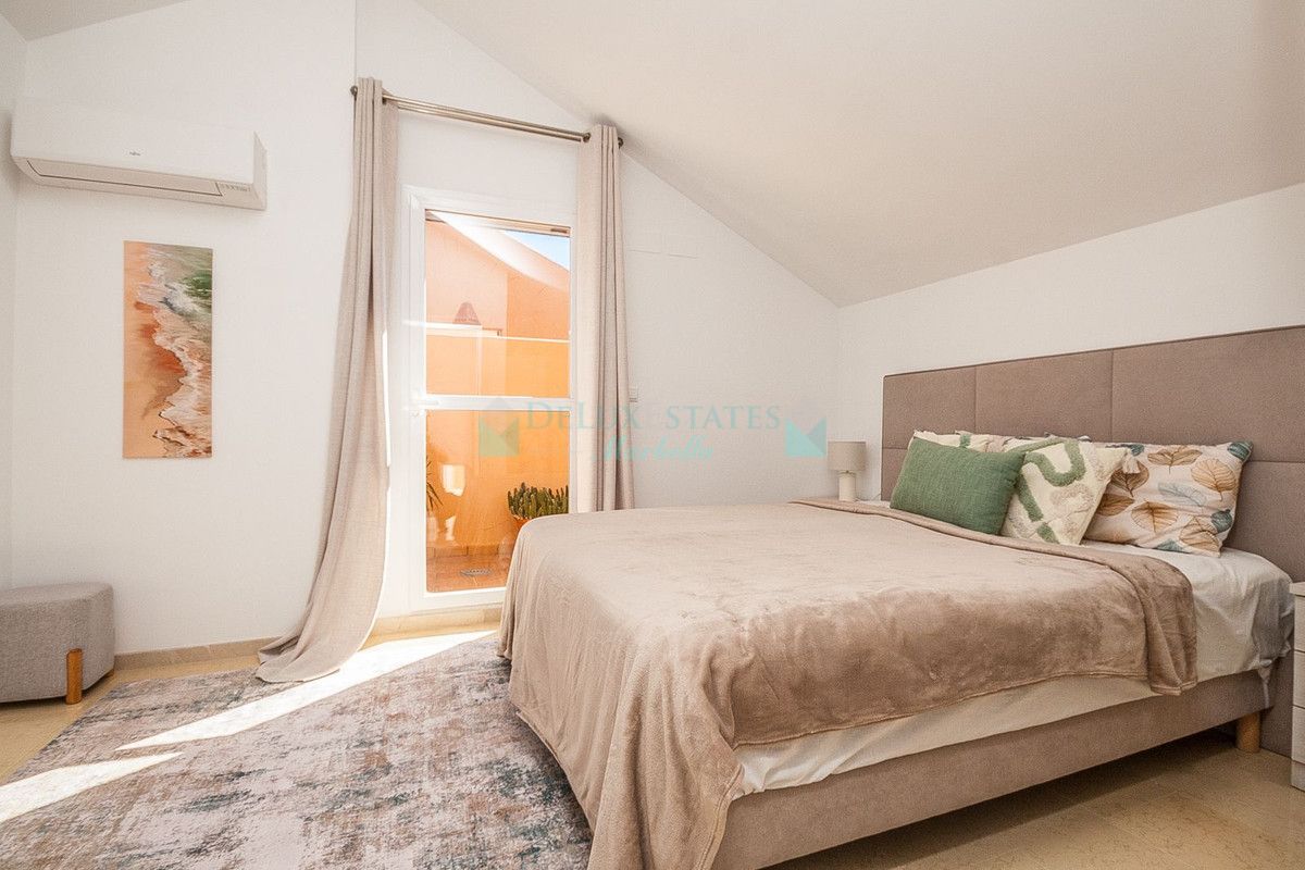 Penthouse for sale in Elviria, Marbella East