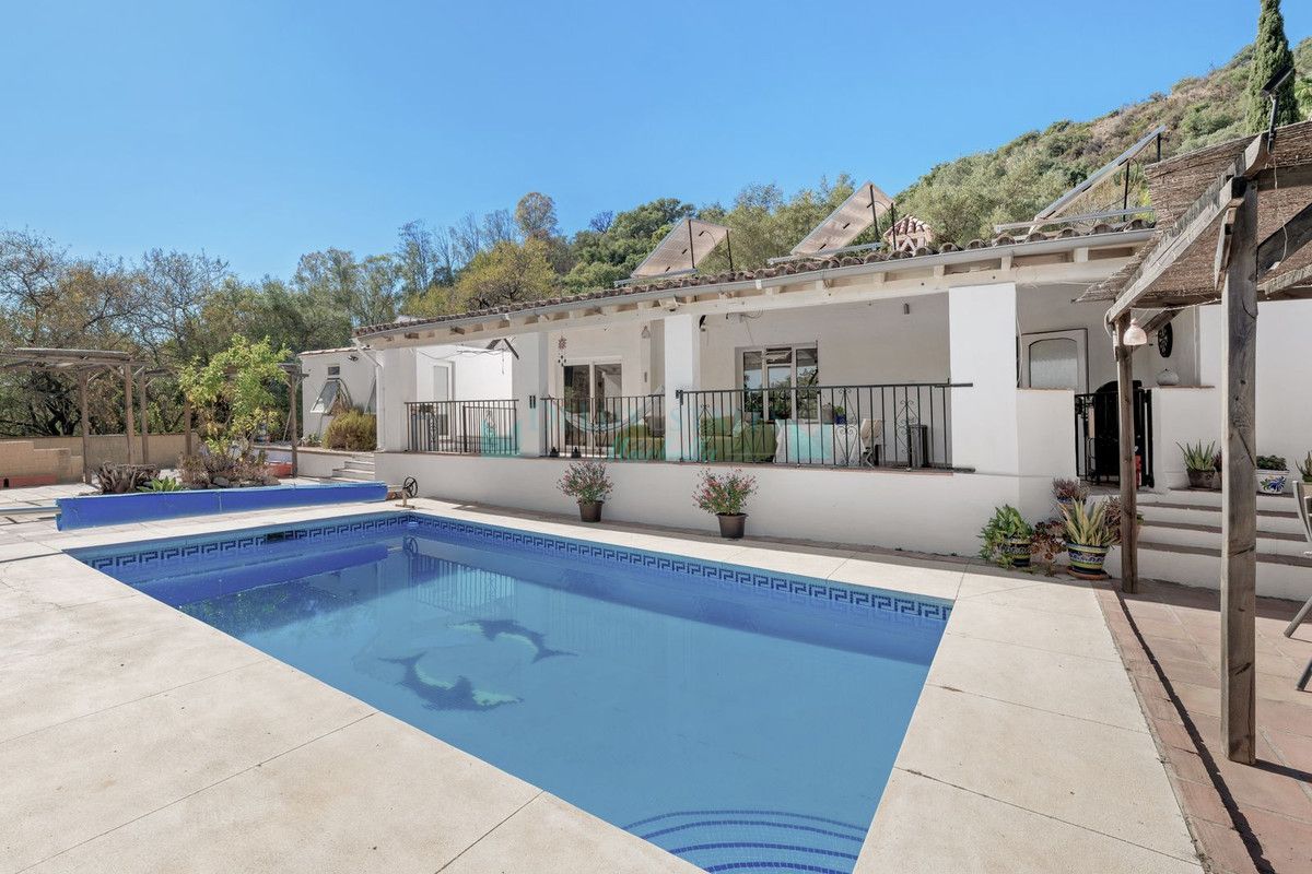 Finca for sale in Estepona