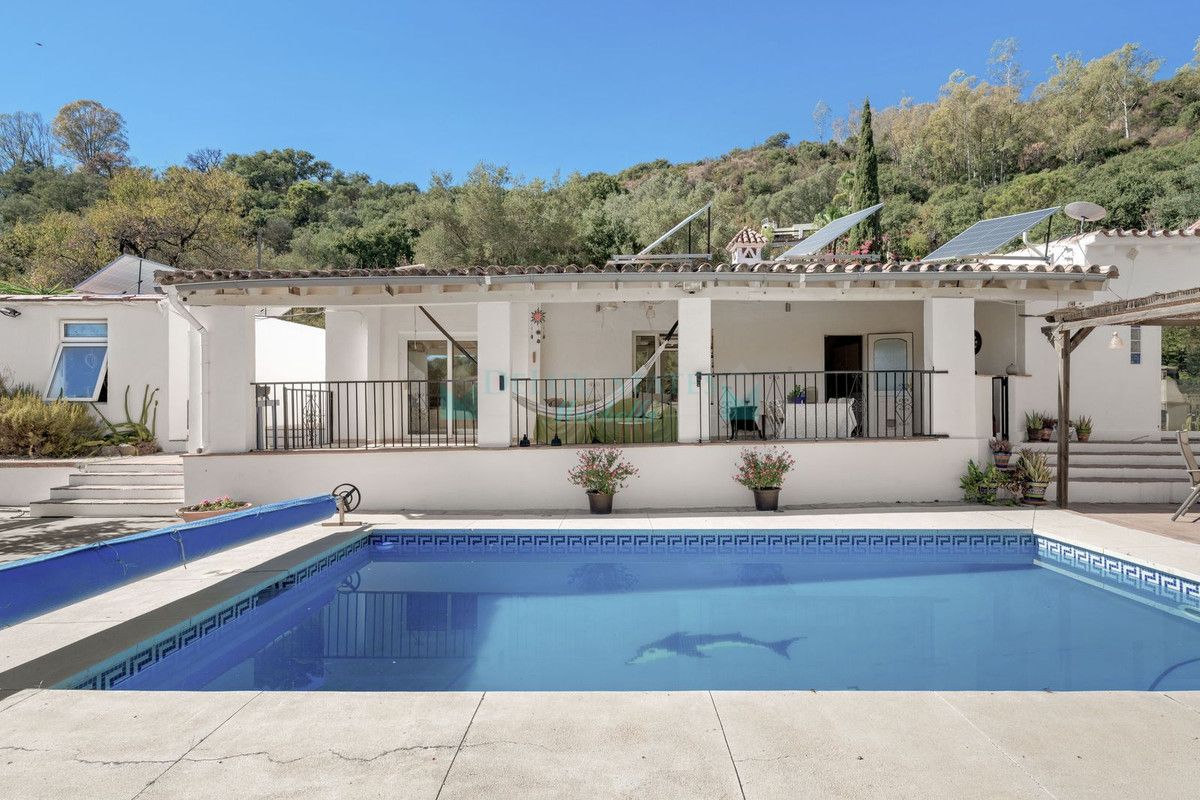 Finca for sale in Estepona