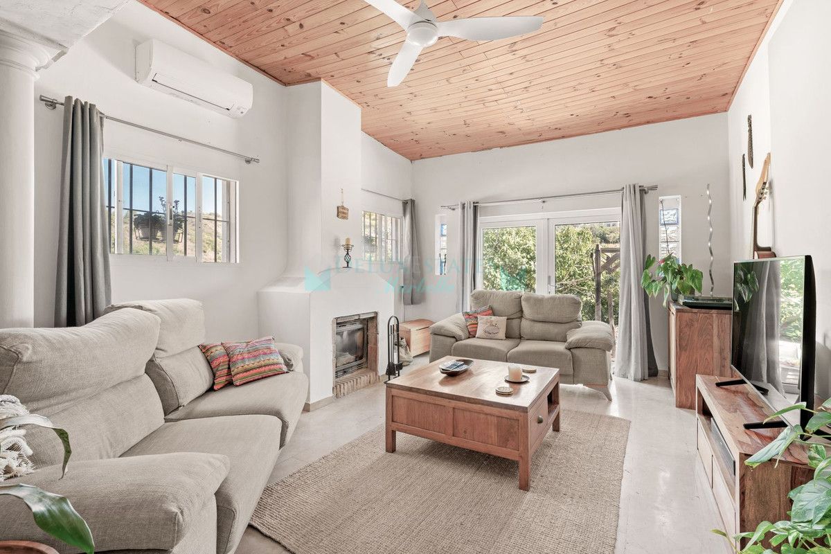 Finca for sale in Estepona