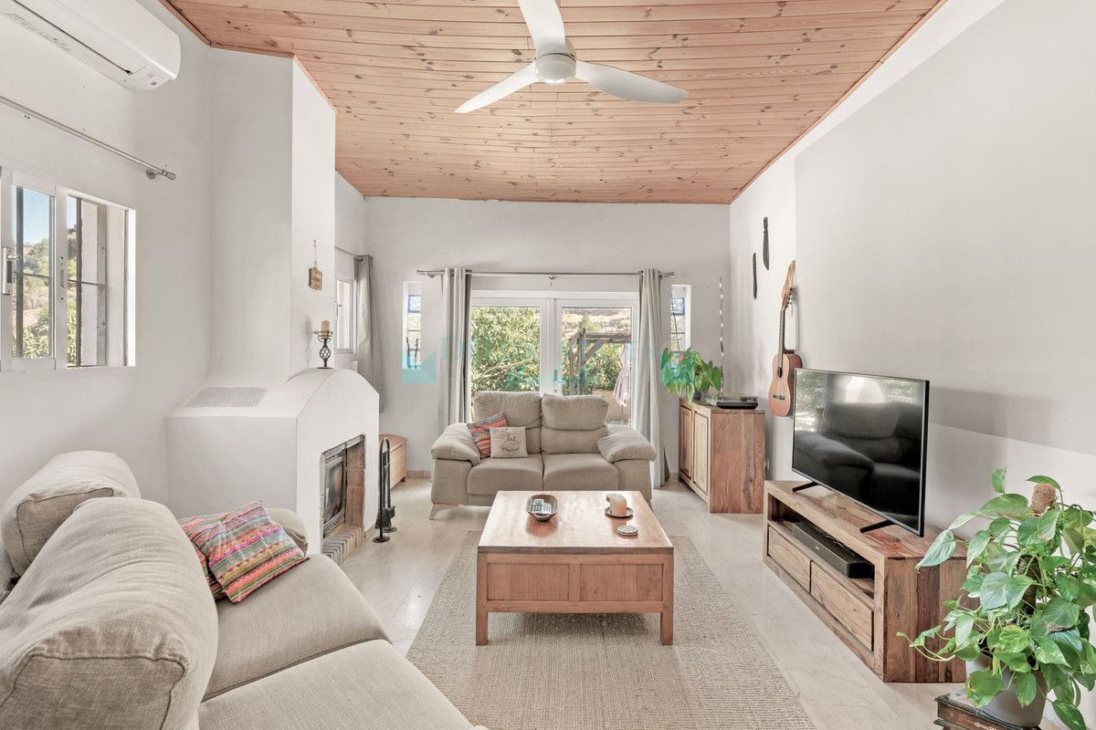 Finca for sale in Estepona