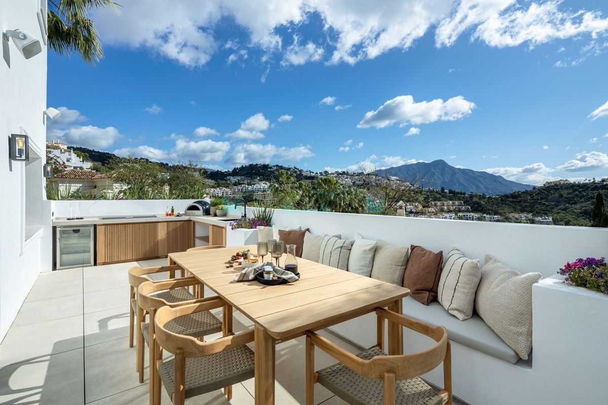 Villa for sale in Los Arqueros, Benahavis