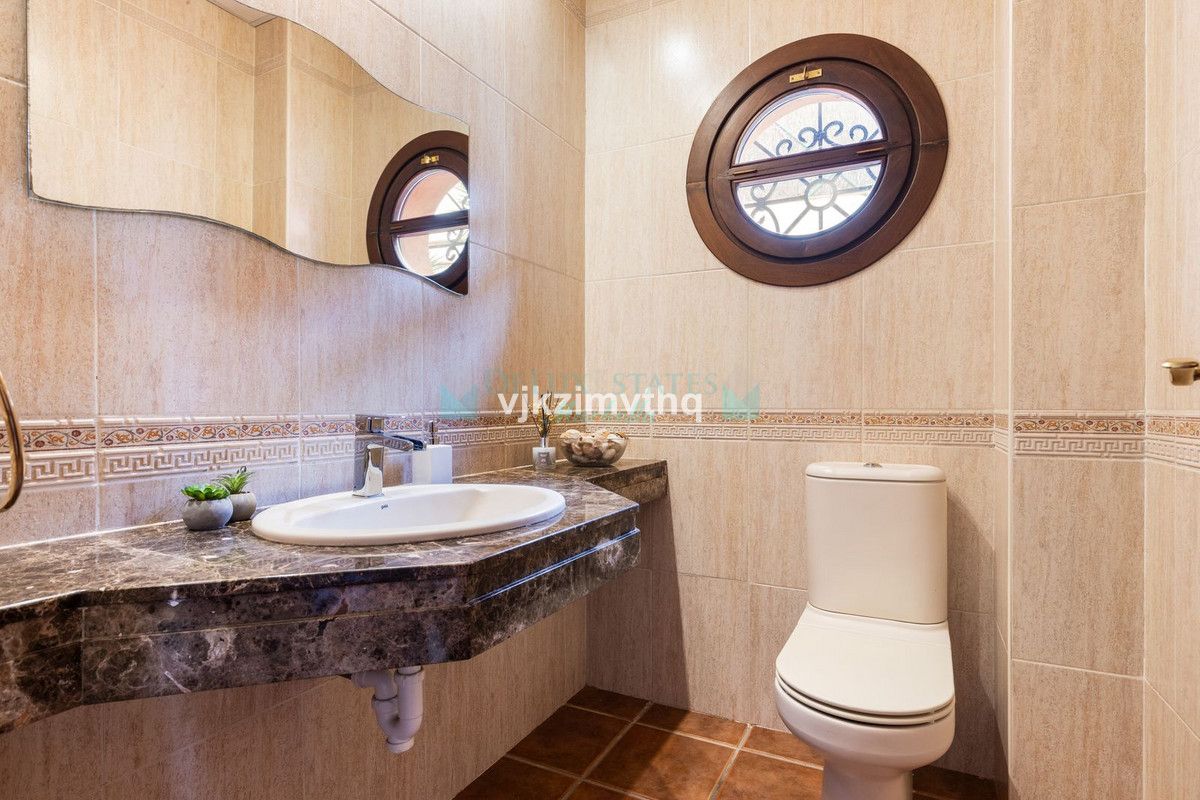 Villa for sale in Benahavis