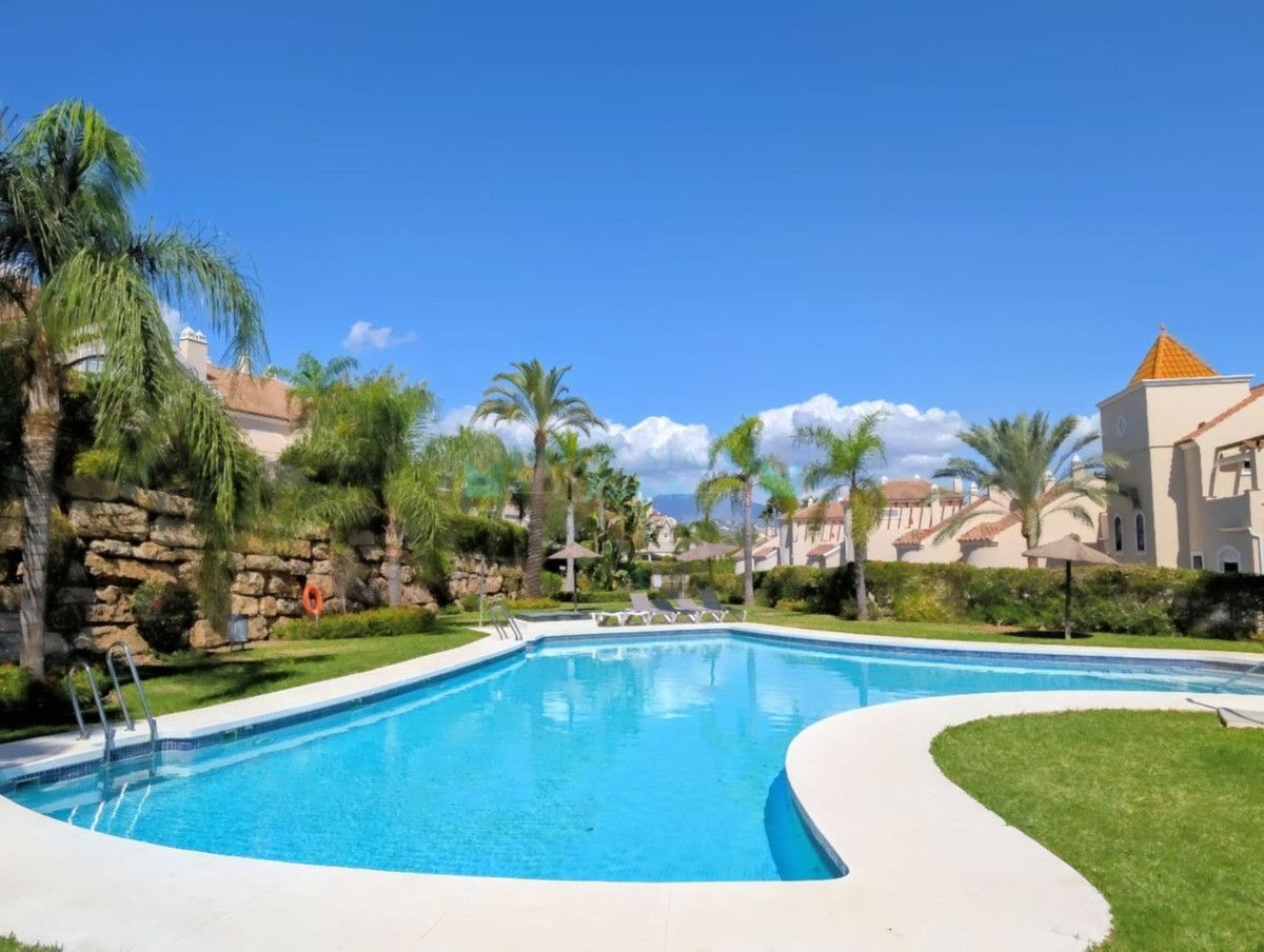 Villa Pareada en venta en El Paraiso, Estepona