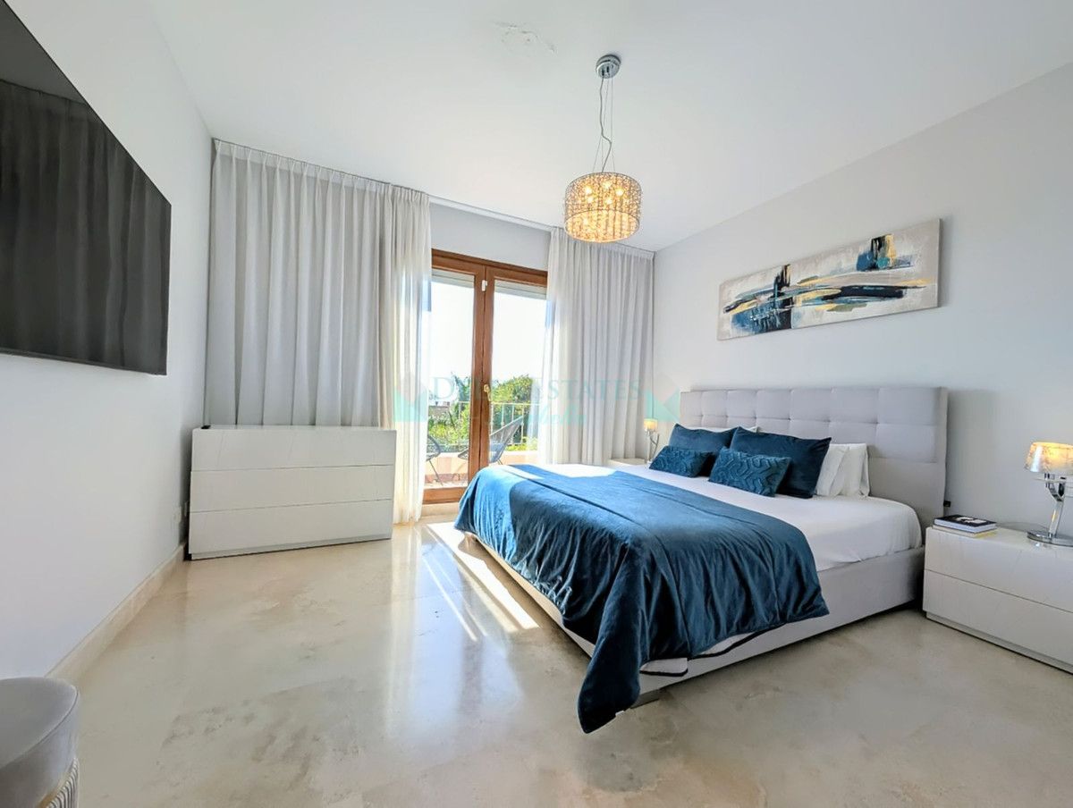 Villa Pareada en venta en El Paraiso, Estepona