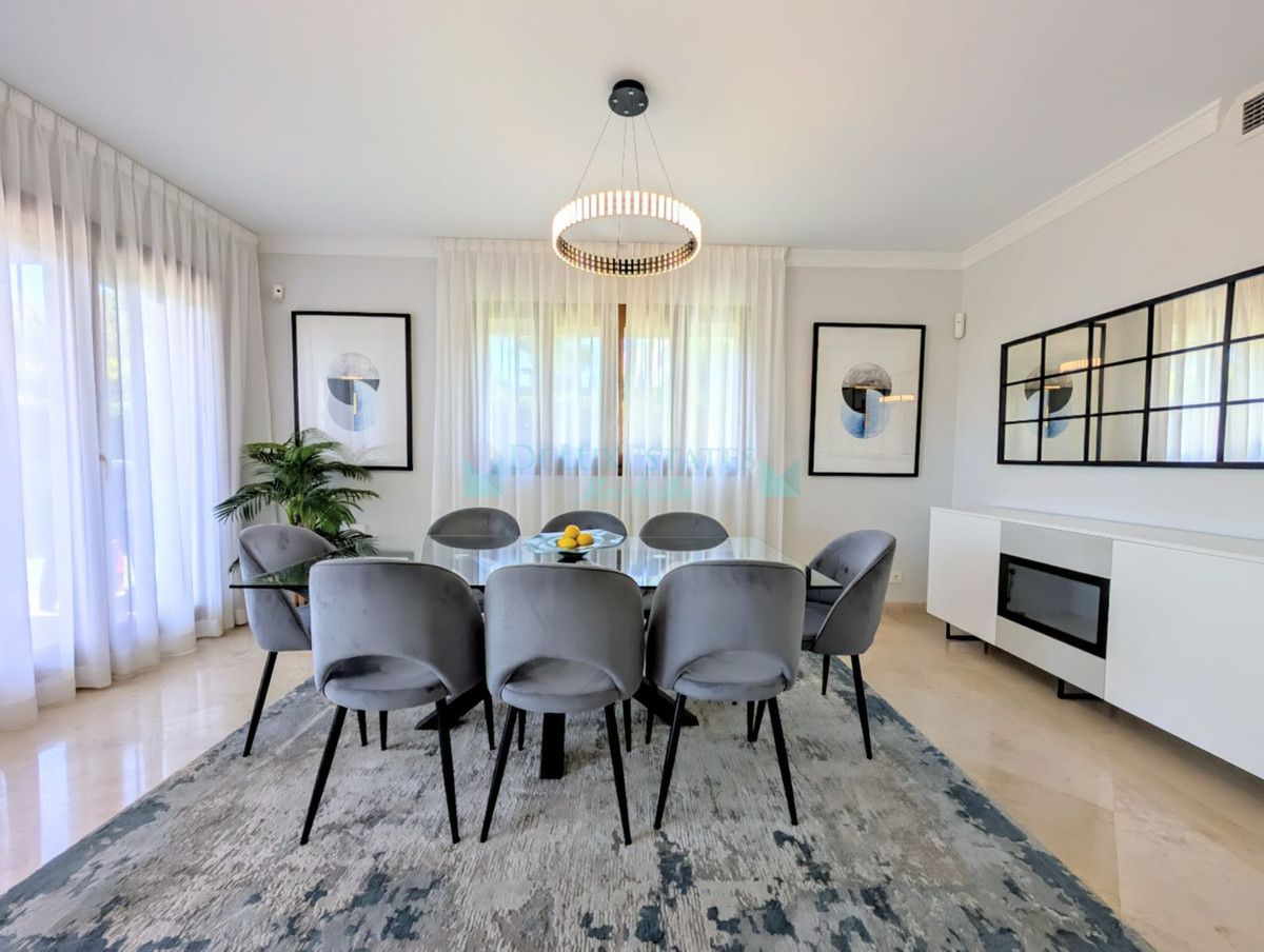 Villa Pareada en venta en El Paraiso, Estepona