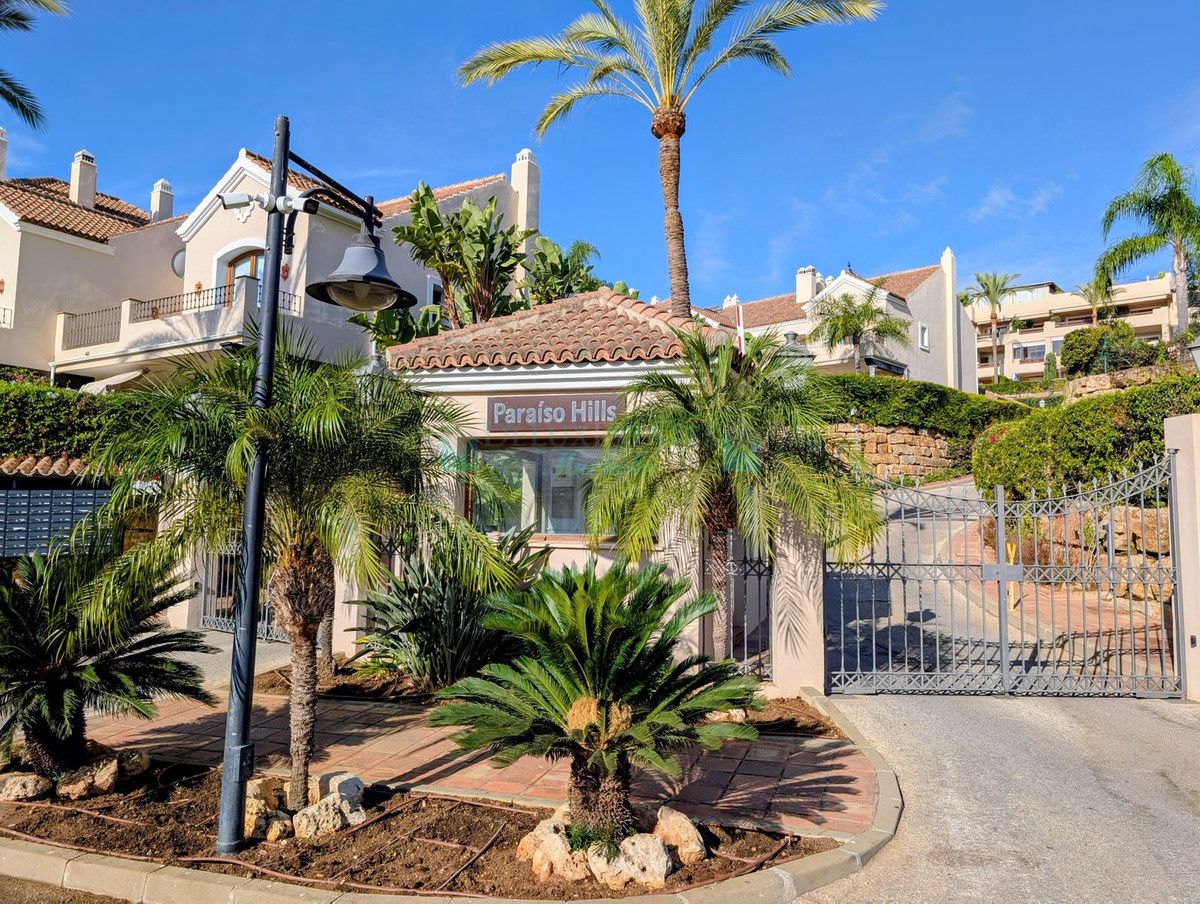 Villa Pareada en venta en El Paraiso, Estepona