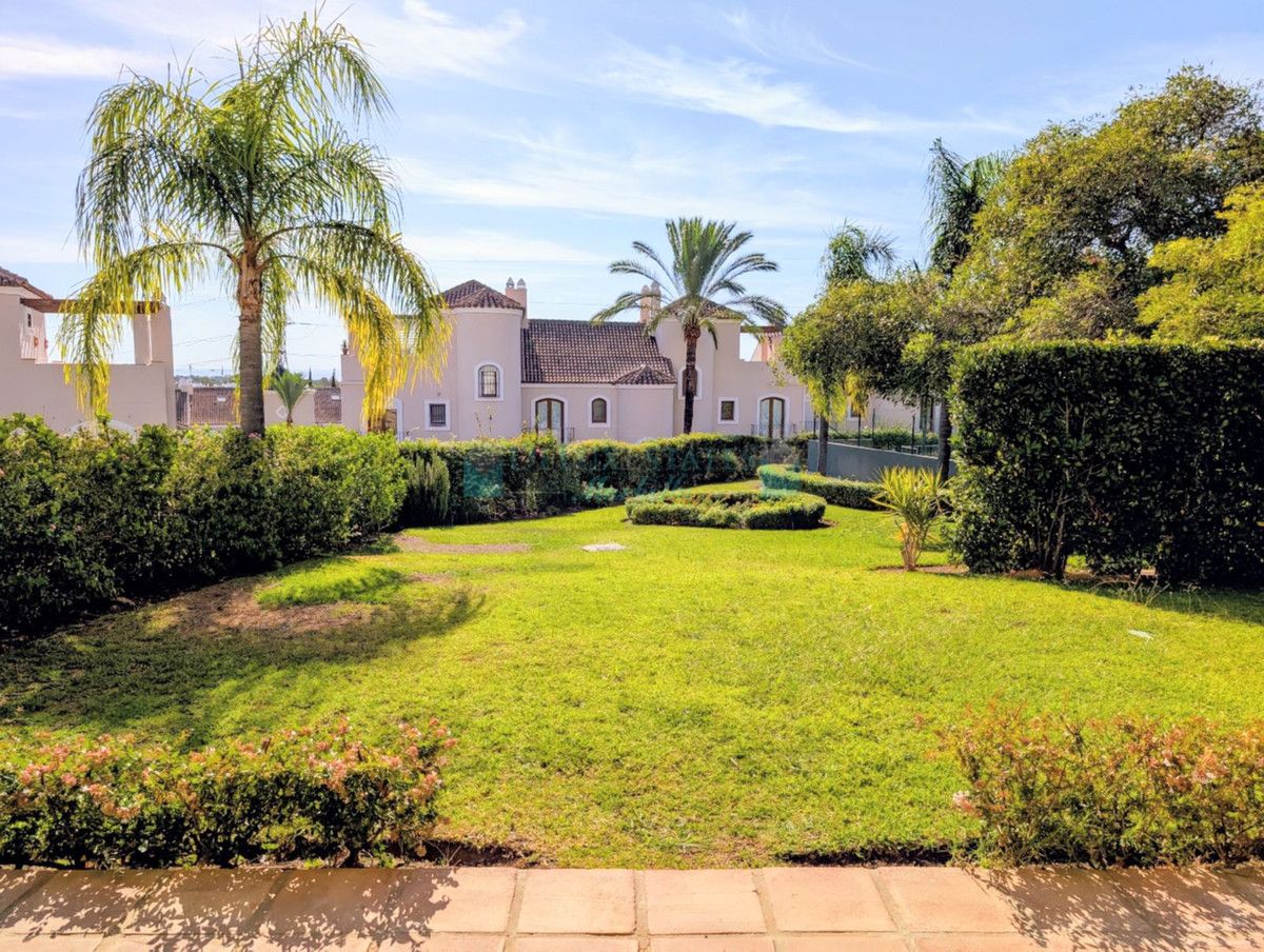 Villa Pareada en venta en El Paraiso, Estepona