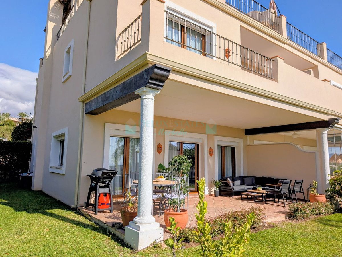 Villa Pareada en venta en El Paraiso, Estepona