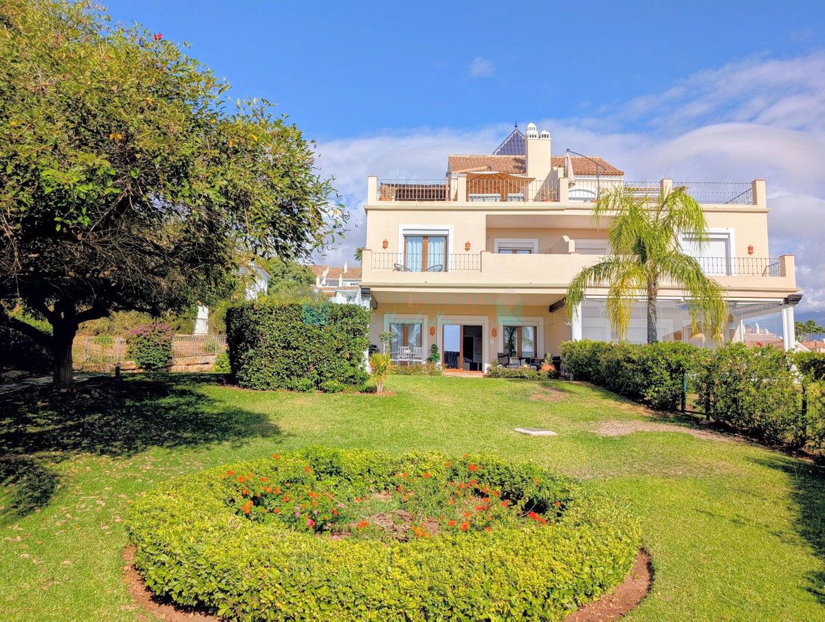 Villa Pareada en venta en El Paraiso, Estepona