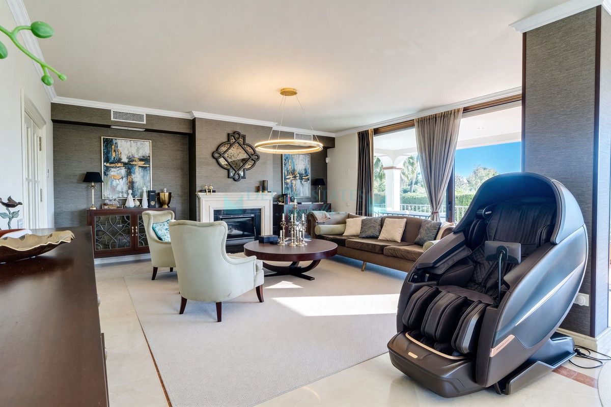 Villa for sale in Estepona