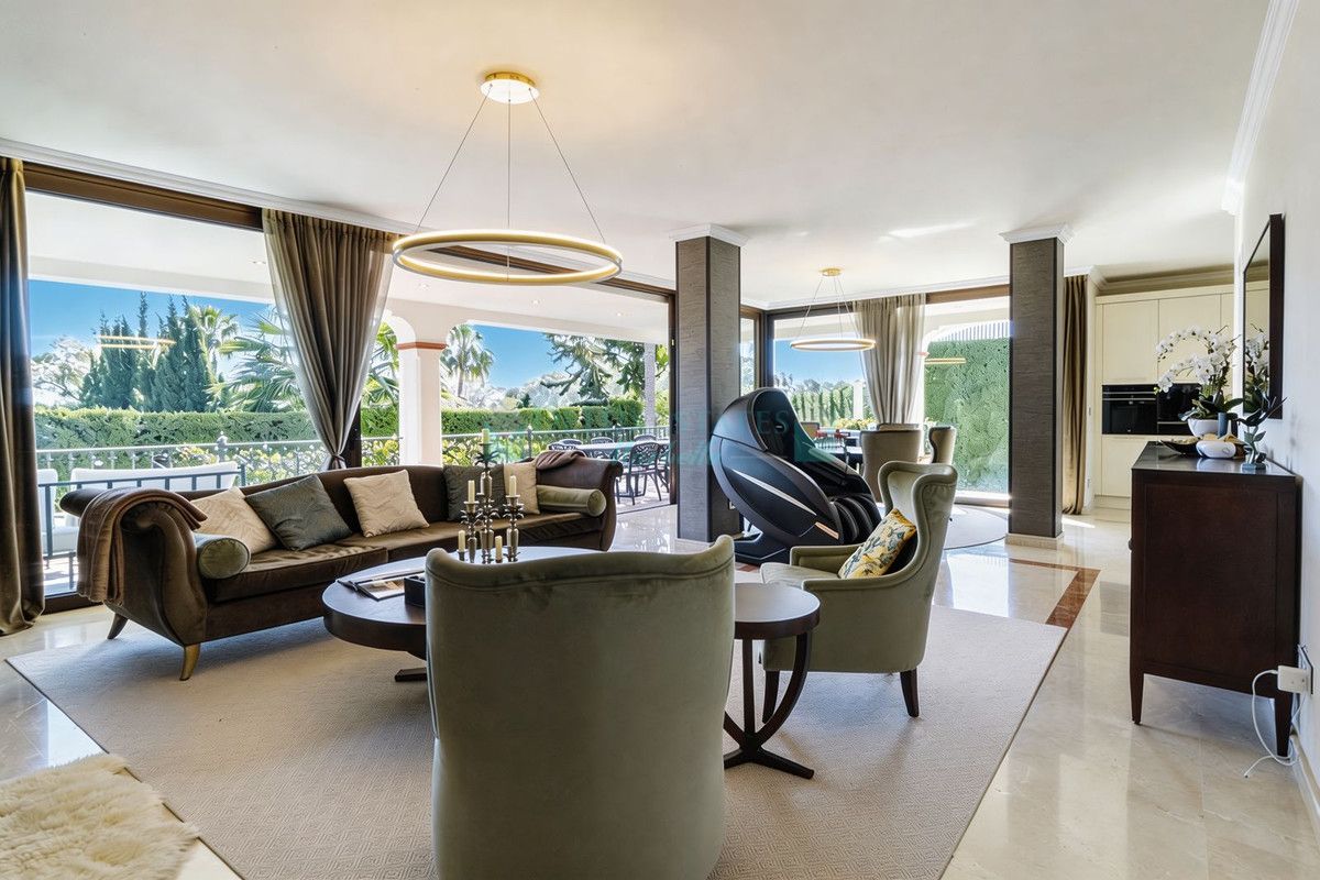 Villa for sale in Estepona