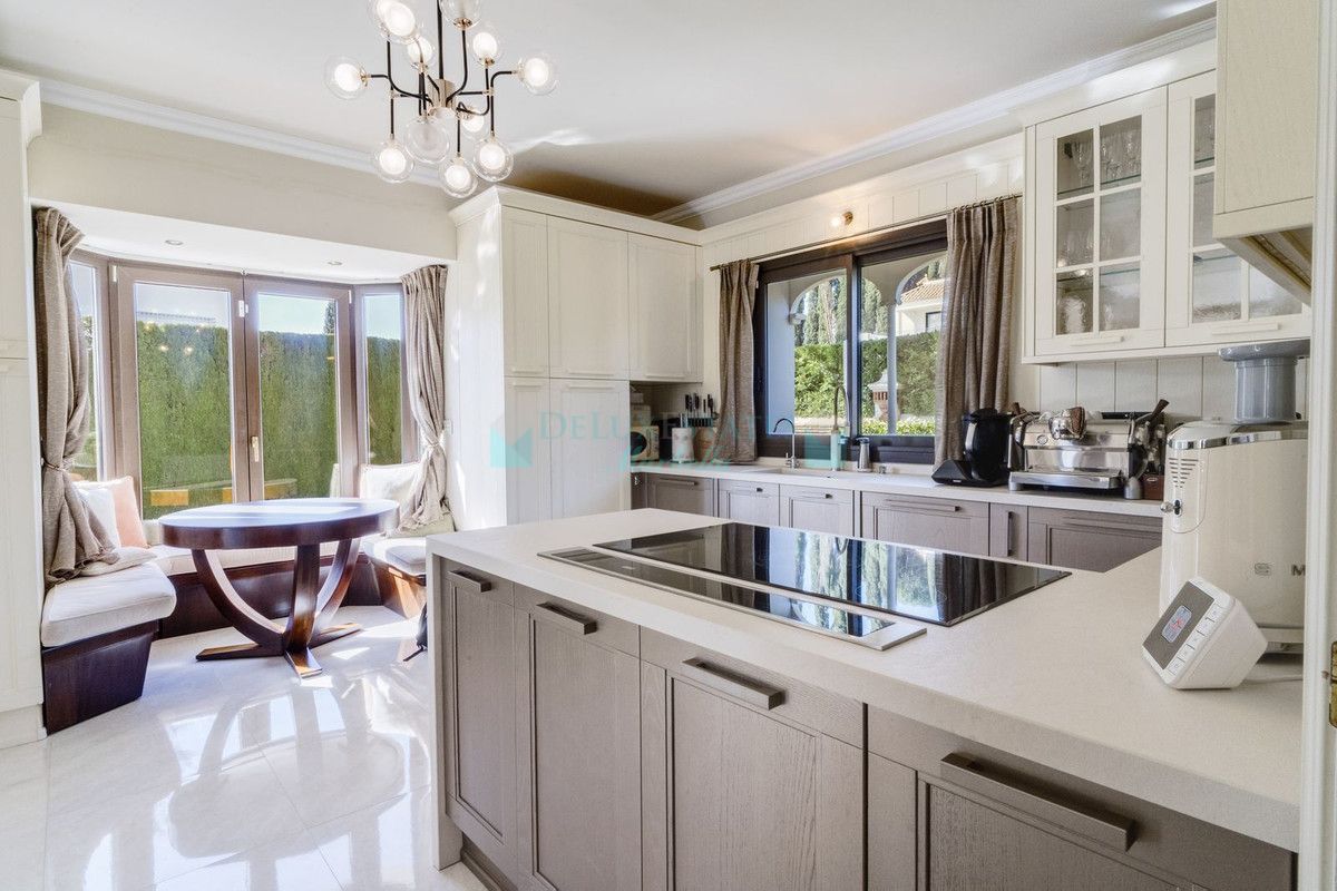 Villa for sale in Estepona