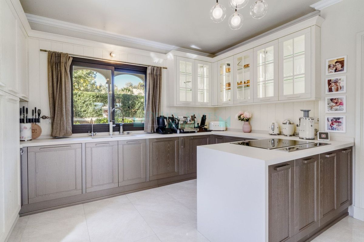 Villa for sale in Estepona